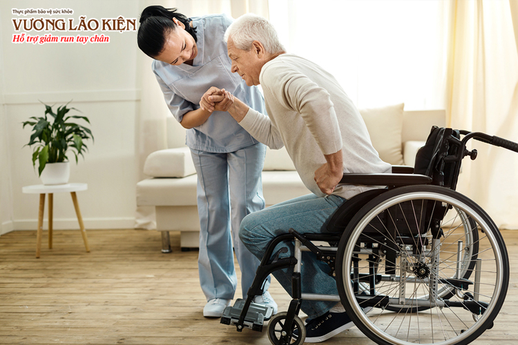 Khi bệnh Parkinson nghiêm trọng, người bệnh không thể di chuyển nếu thiếu xe lăn